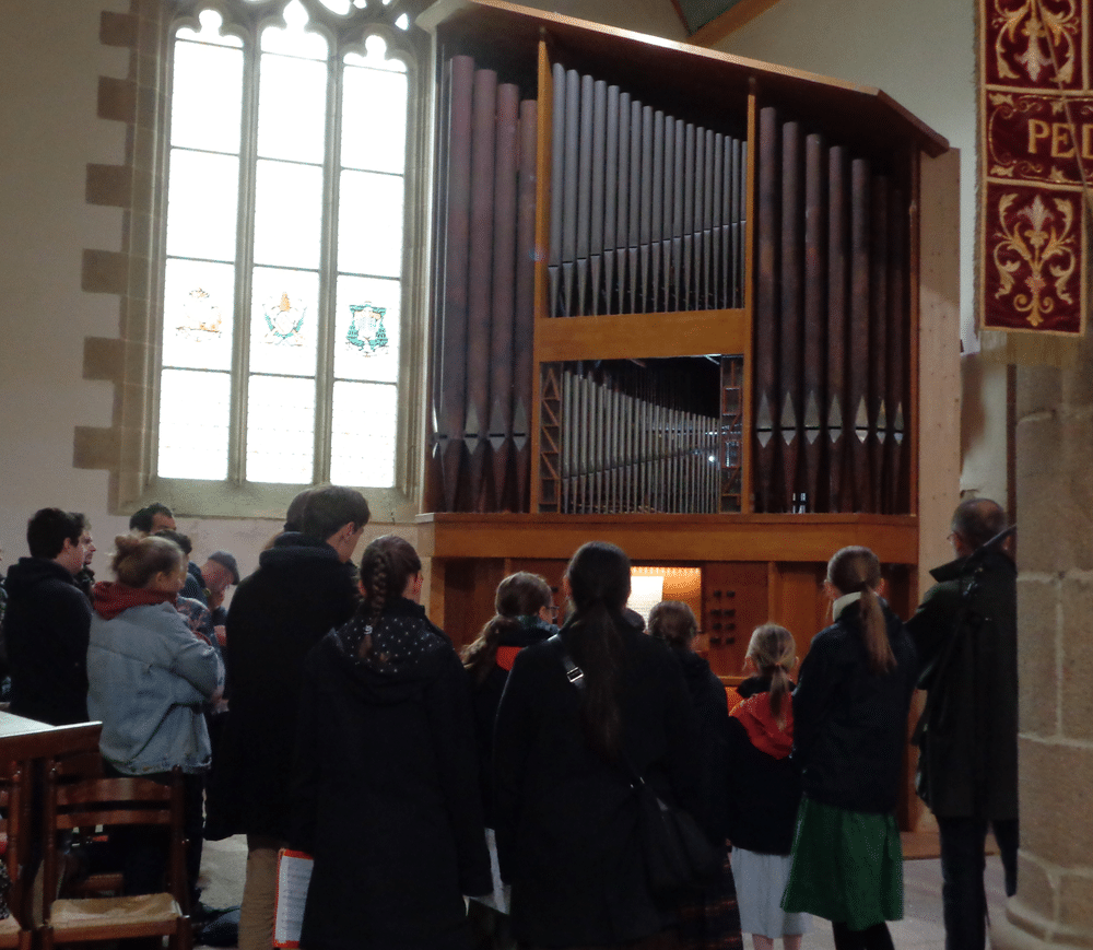Tous attentifs à la démonstration de l'orgue de Ploumilliau...